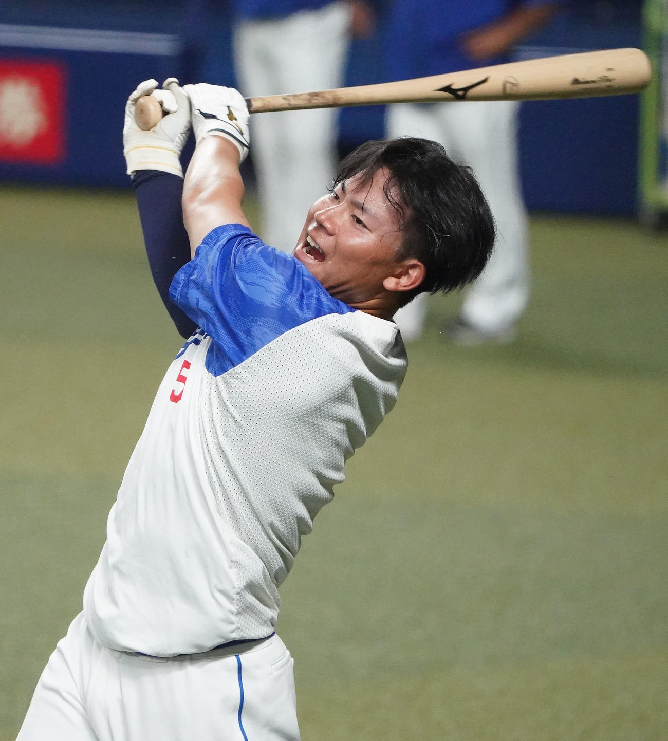 ソフトボールを使用しロングティー打撃練習をする村松（撮影・森本幸一）