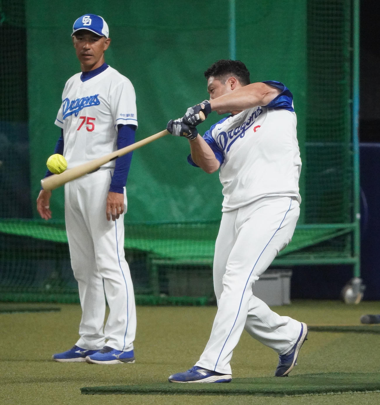 ソフトボールを使用しロングティー打撃練習をする細川（右）左は和田打撃コーチ（撮影・森本幸一）