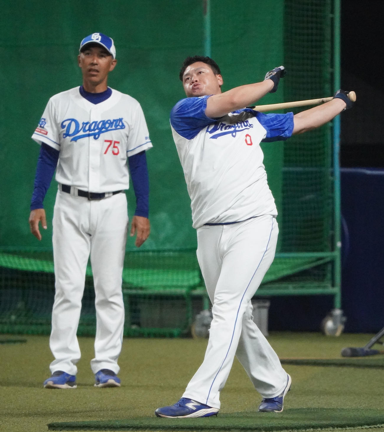 ソフトボールを使用しロングティー打撃練習をする細川（右）左は和田打撃コーチ（撮影・森本幸一）