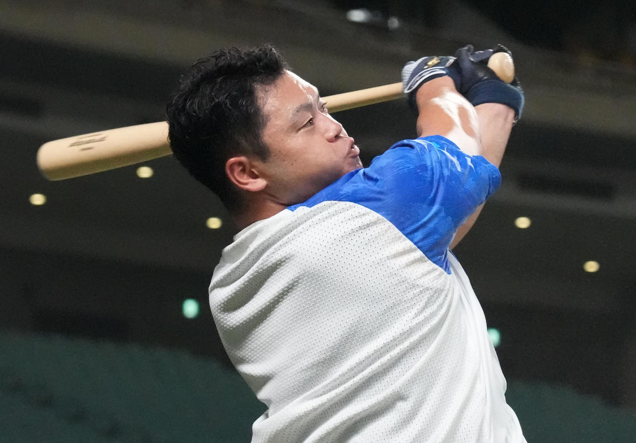 ロングティー打撃練習をする細川（撮影・森本幸一）