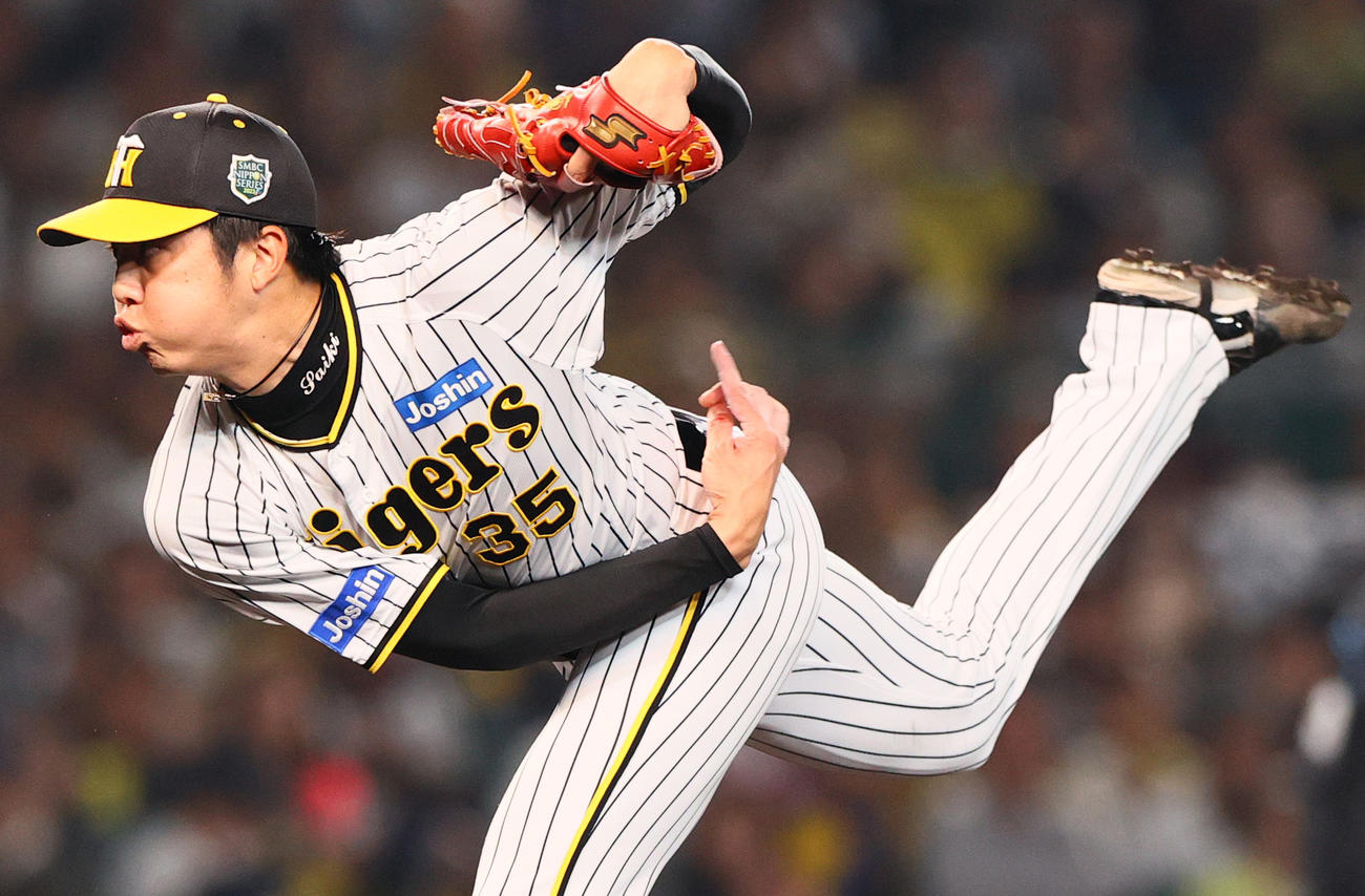 阪神対オリックス　2回表、阪神才木は右手を流血しながら力投する（撮影・上山淳一）