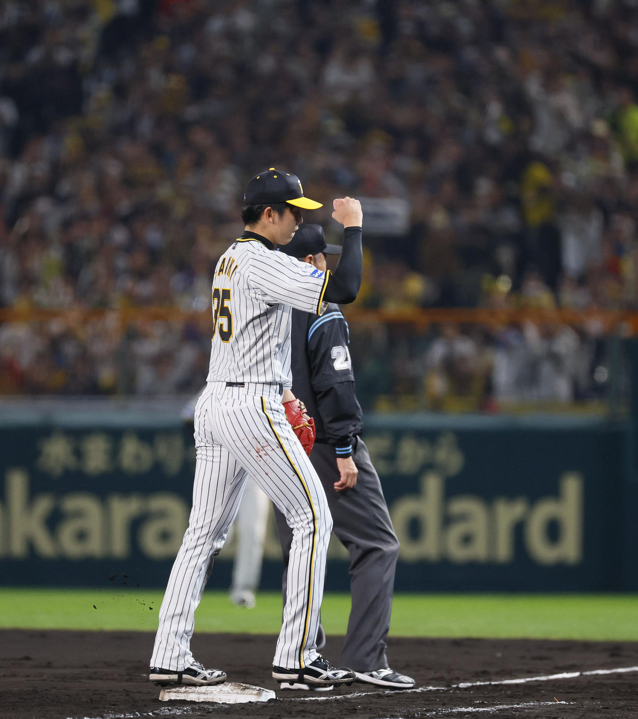 阪神対オリックス　5回表オリックス2死三塁、頓宮を一邪飛に打ち取りガッツポーズをする阪神才木（撮影・藤尾明華）