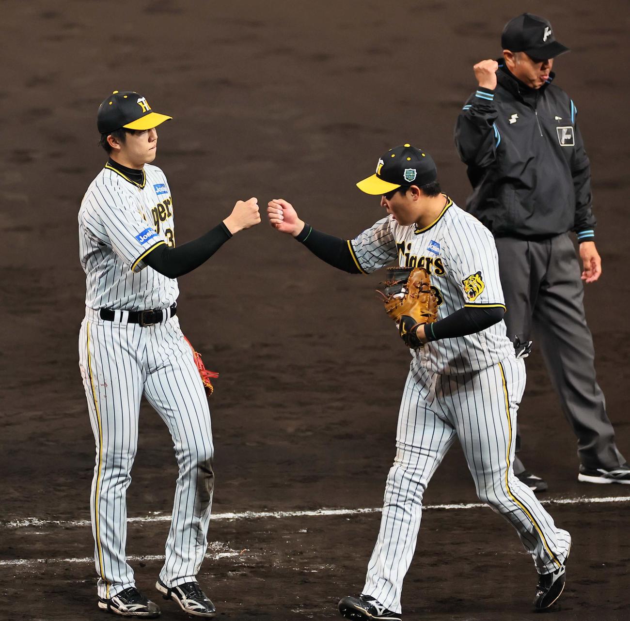 日本シリーズ第4戦　阪神対オリックス　5回表オリックス2死三塁、頓宮を一邪飛に打ち取った才木（左）は大山とグータッチをする（撮影・上田博志）