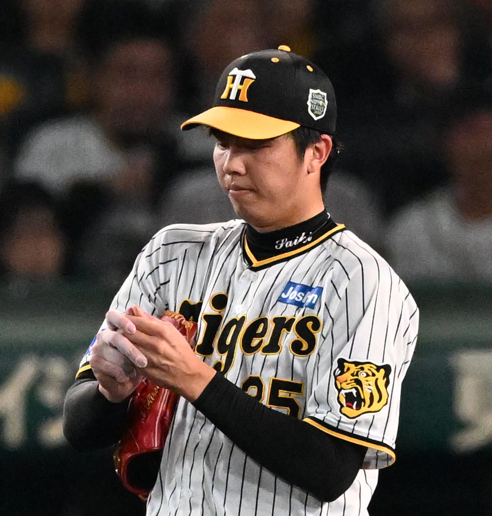 阪神対オリックス　2回表オリックス2死一、二塁、指を気にする才木（撮影・石井愛子）