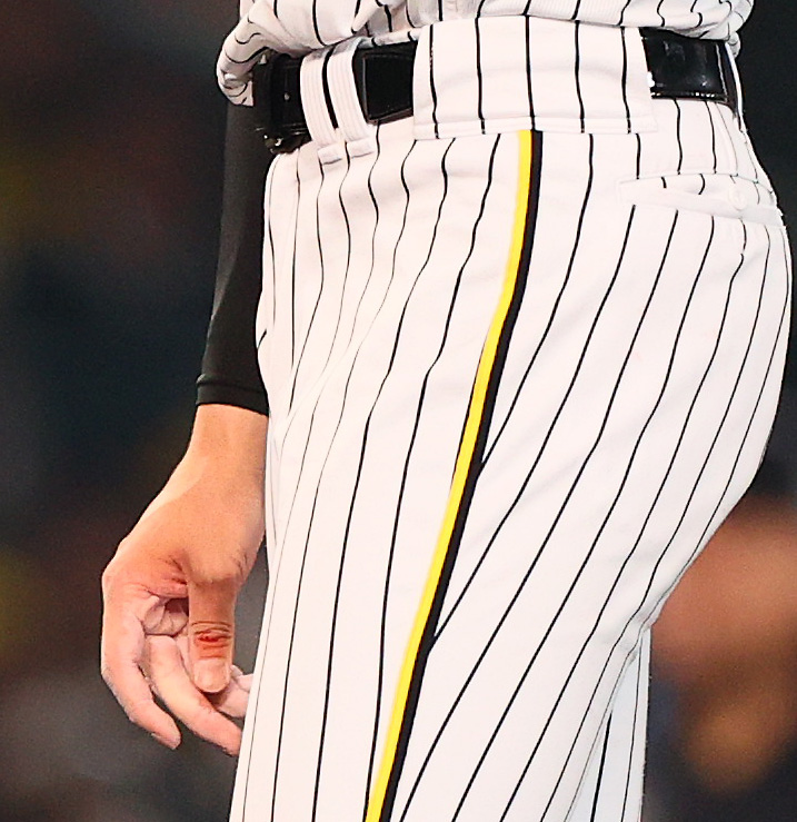 阪神対オリックス　2回表、阪神才木は右手を流血しながら力投する（撮影・上山淳一）