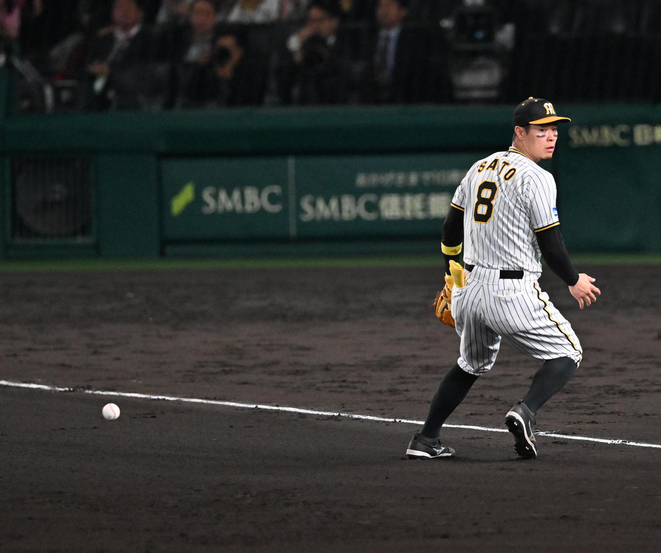 阪神対オリックス　7回表無死、広岡の打球を見失う佐藤輝（撮影・石井愛子）