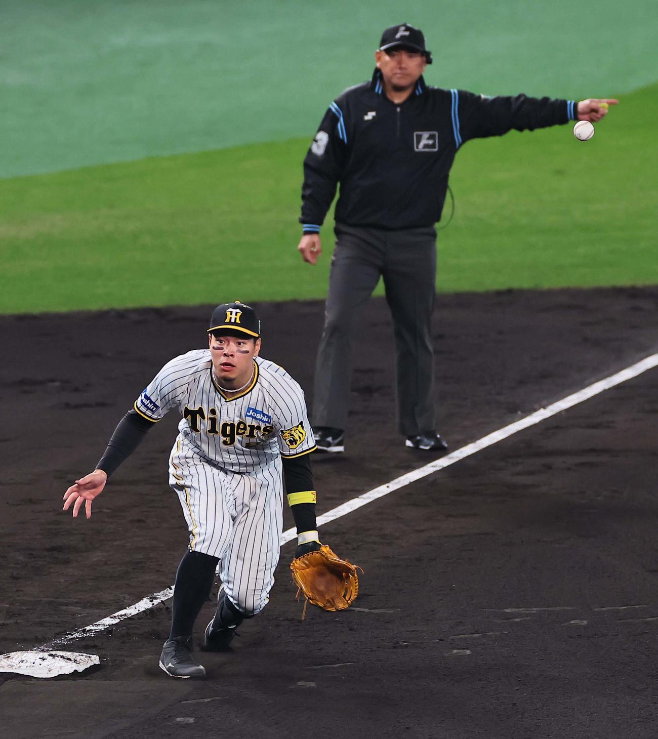 日本シリーズ第4戦　阪神対オリックス　7回表オリックス無死、佐藤輝は広岡のゴロをエラーする（撮影・上田博志）