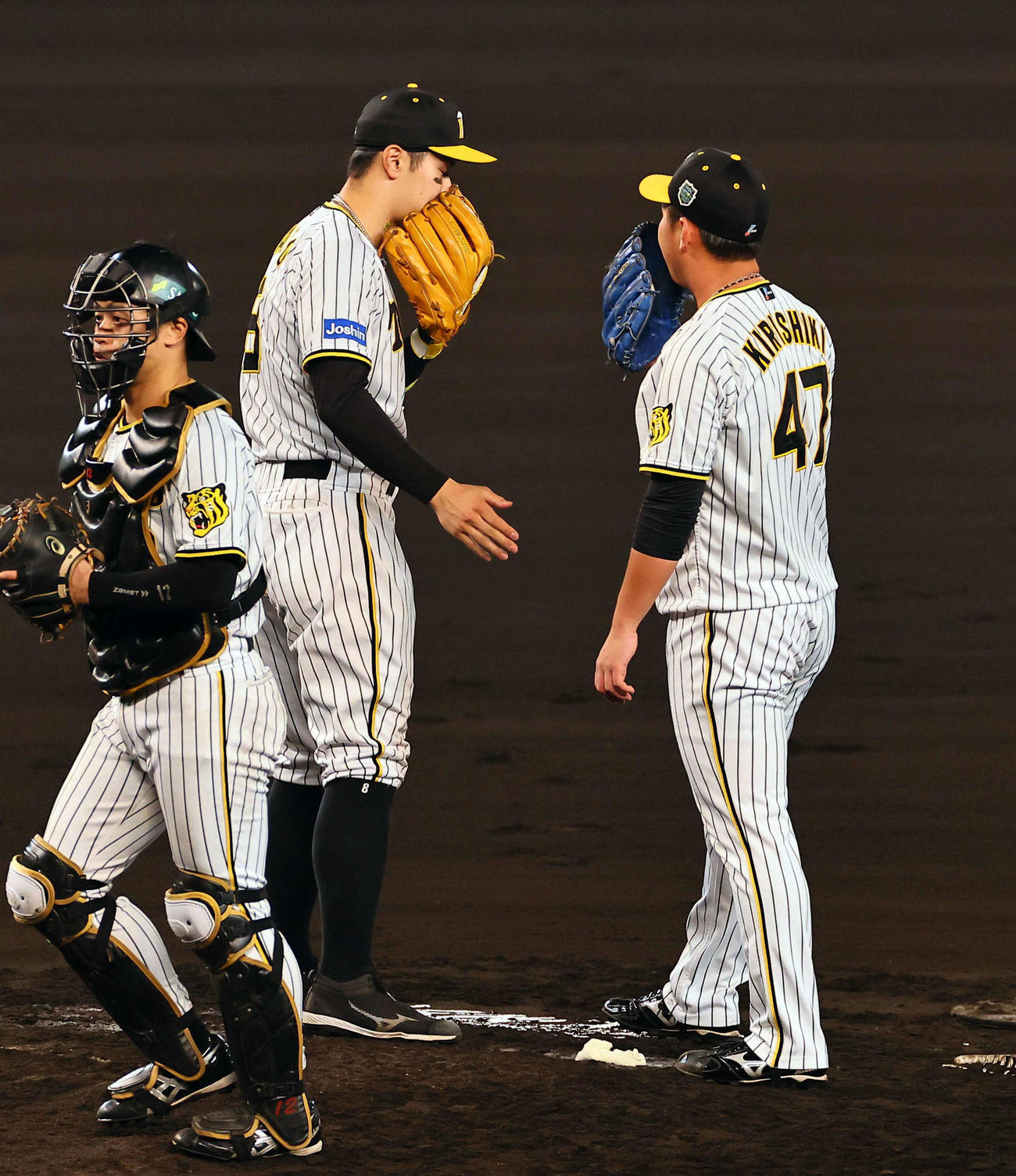 日本シリーズ第4戦　阪神対オリックス　7回表オリックス無死、広岡のゴロをエラーした佐藤輝（中央）は桐敷に声を掛ける（撮影・上田博志）