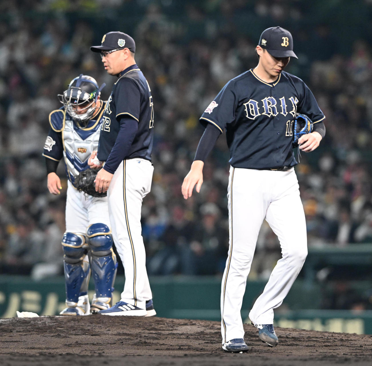 阪神対オリックス　5回裏阪神無死一、二塁、森下翔太を迎え降板する山崎福（撮影・和賀正仁）
