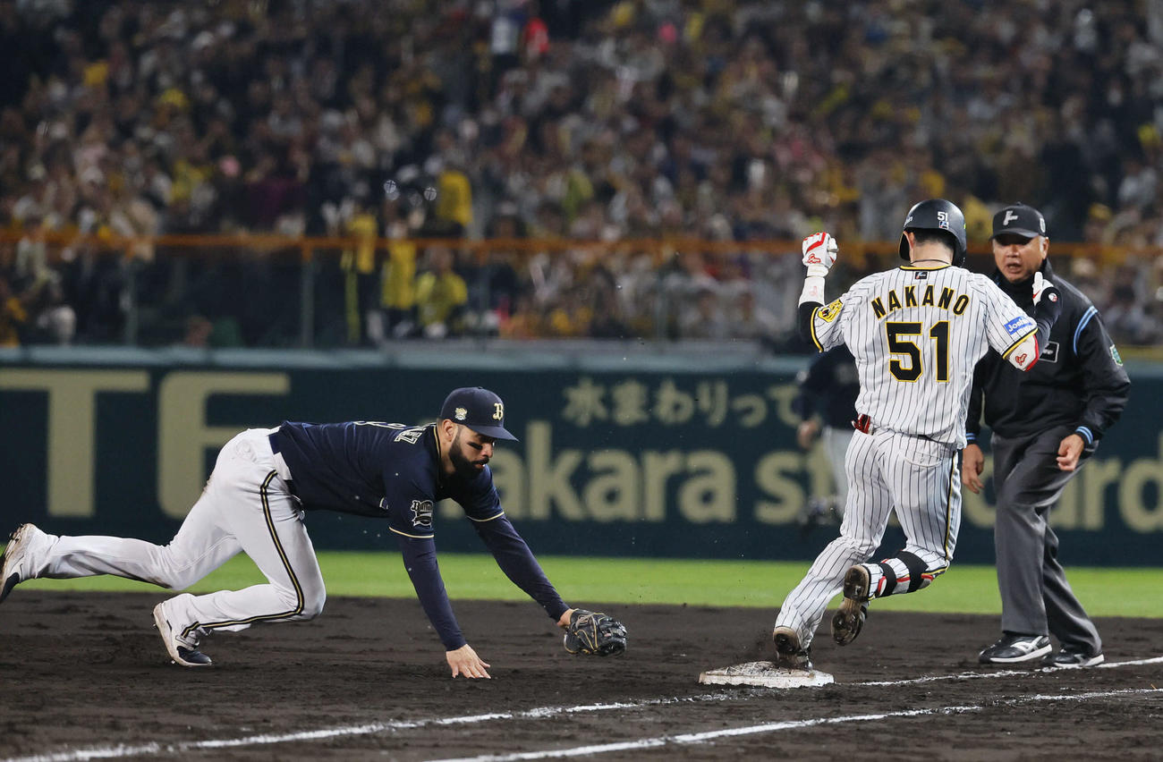 阪神対オリックス　5回裏阪神無死一塁、投前犠打の中野（右）は、オリックス山崎福の悪送球で出塁。野手ゴンザレス（撮影・藤尾明華）