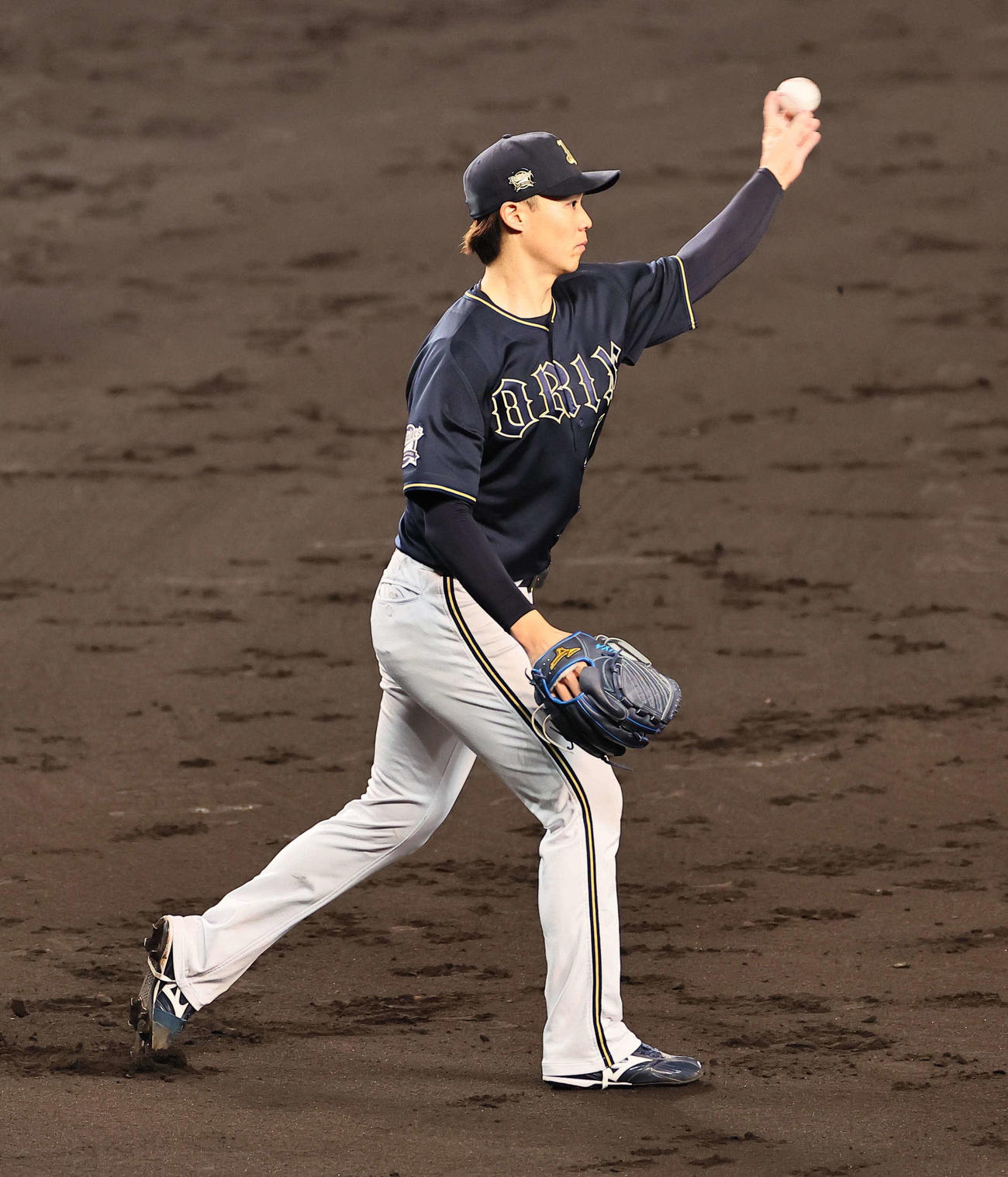 阪神対オリックス　5回裏阪神無死一塁、山崎福は中野のバントを一塁へ悪送球（撮影・上田博志）