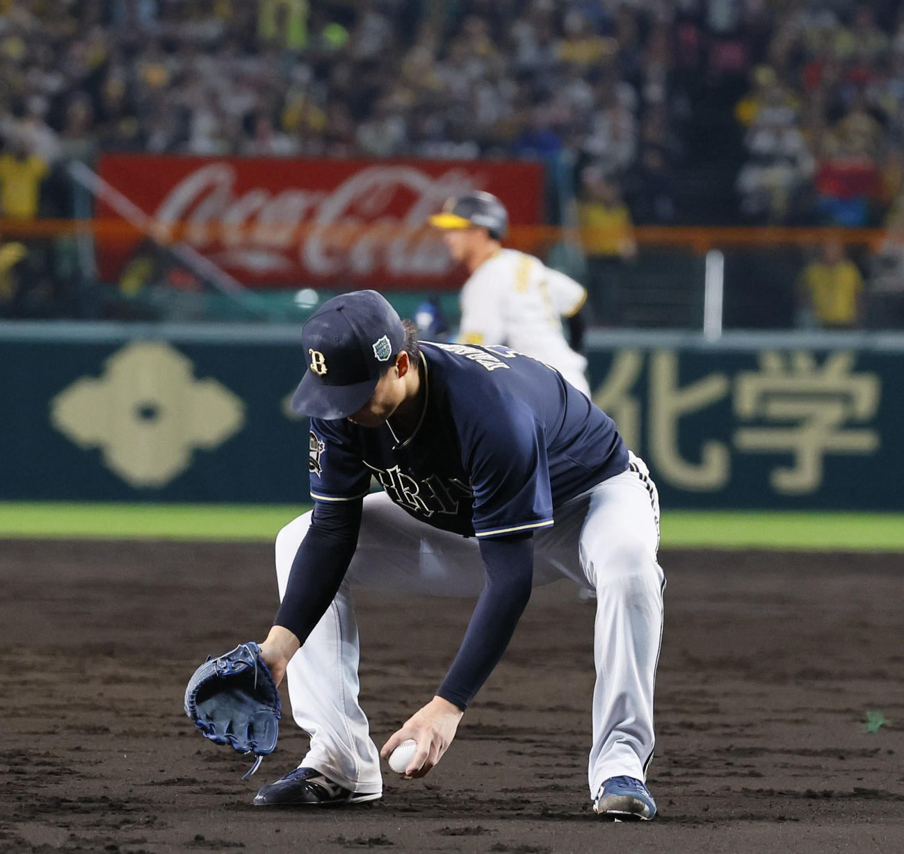 阪神対オリックス　5回裏阪神無死一塁、中野の投前犠打を一塁へ悪送球するオリックス山崎福（撮影・藤尾明華）
