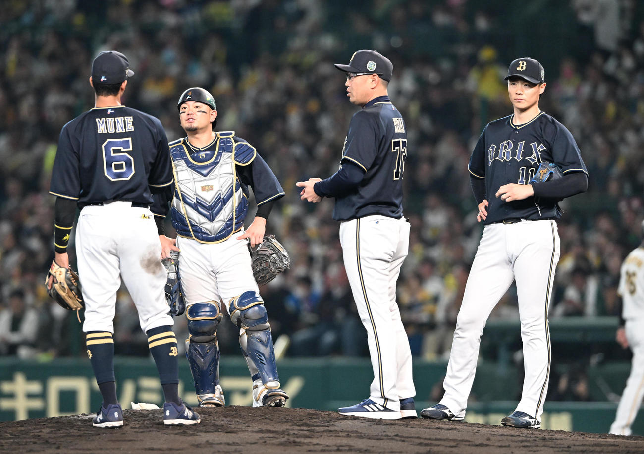 阪神対オリックス　5回裏阪神無死一、二塁、森下翔太を迎え降板する山崎福（撮影・和賀正仁）
