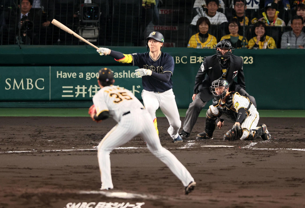 阪神対オリックス　2回表オリックス2死一、二塁、山崎福は右飛を打ち上げる。投手は才木（撮影・加藤哉）