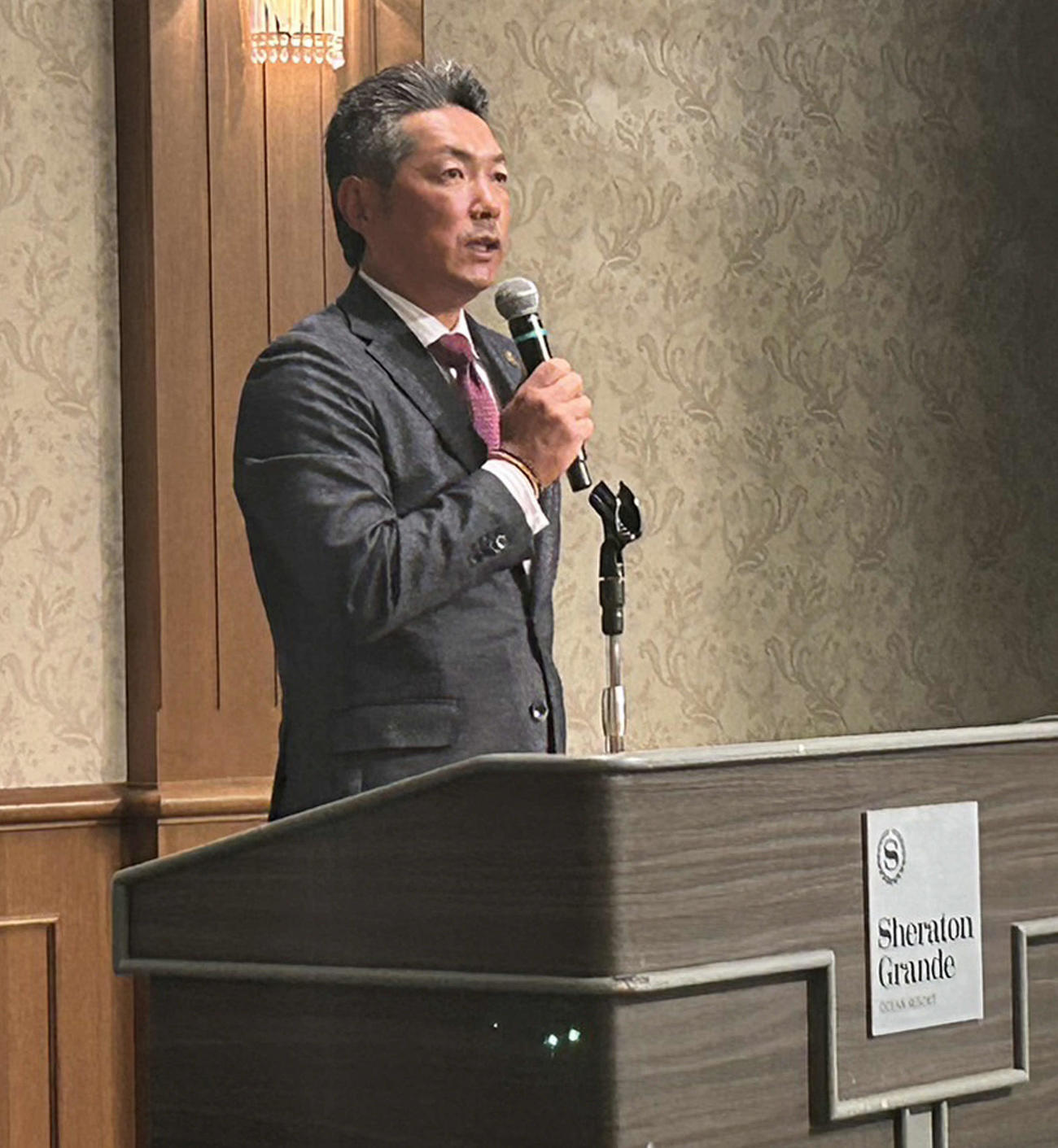 全体ミーティングで話す小久保監督（球団提供）