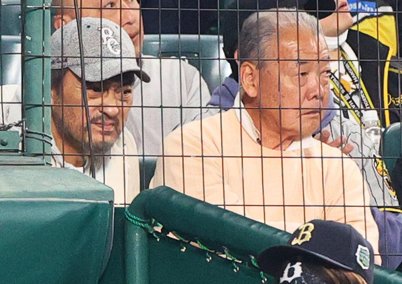 阪神対オリックス　試合を観戦する渡辺謙（左）と福本豊氏（撮影・上山淳一）