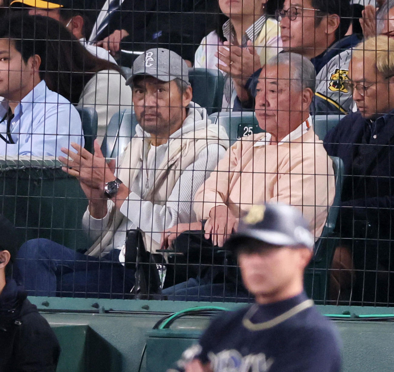 阪神対オリックス　スタンドから観戦する俳優の渡辺謙（撮影・加藤哉）