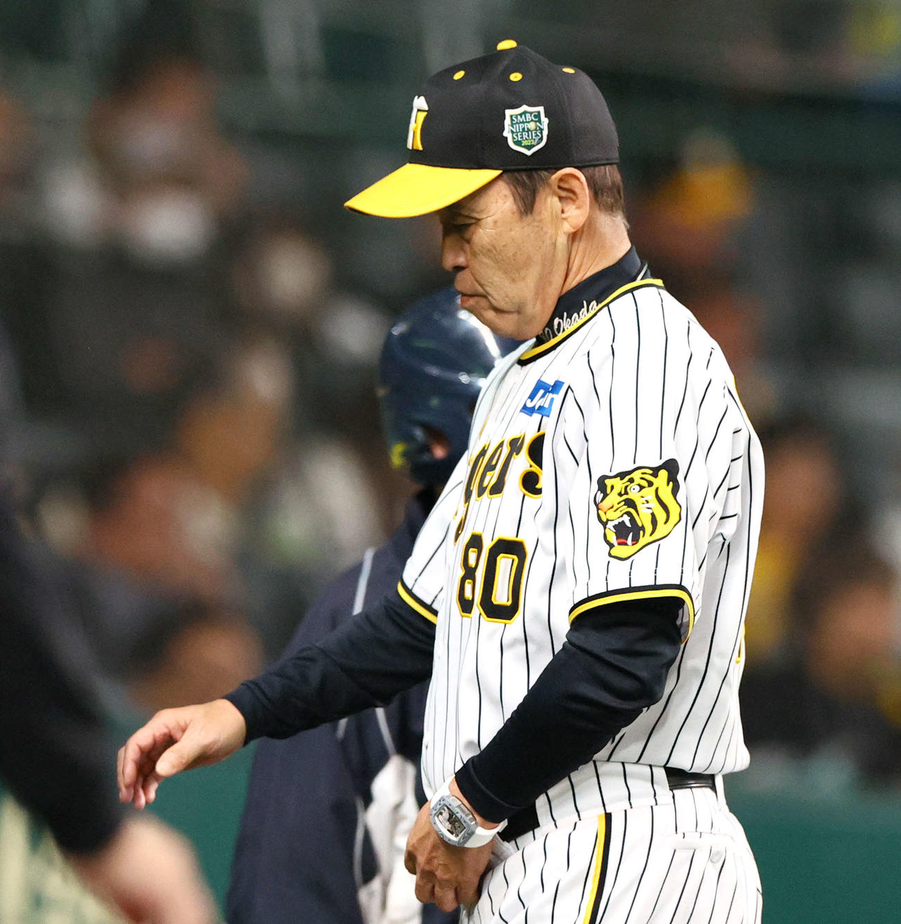 阪神対オリックス　7回表オリックス1死一、二塁、球審に交代を告げベンチへ戻る岡田監督（（撮影・上山淳一）