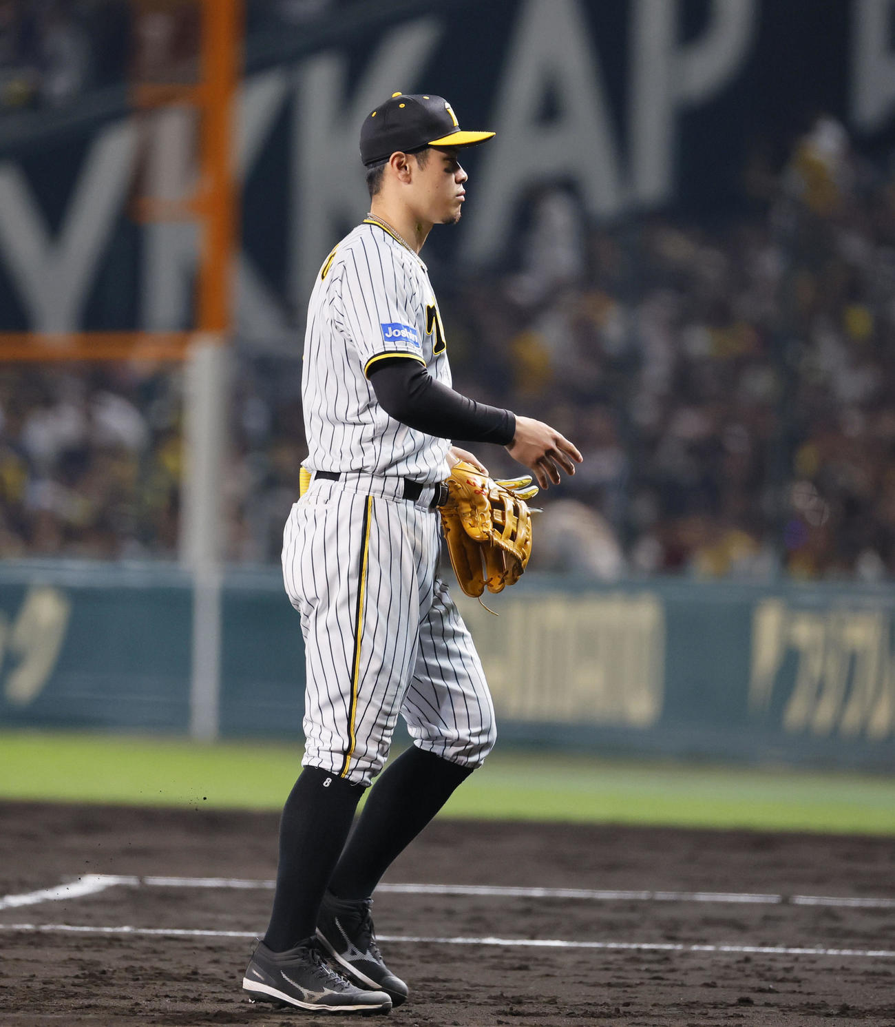 阪神対オリックス　7回表オリックス1死一、二塁、交代でベンチに下がる佐藤輝（撮影・藤尾明華）