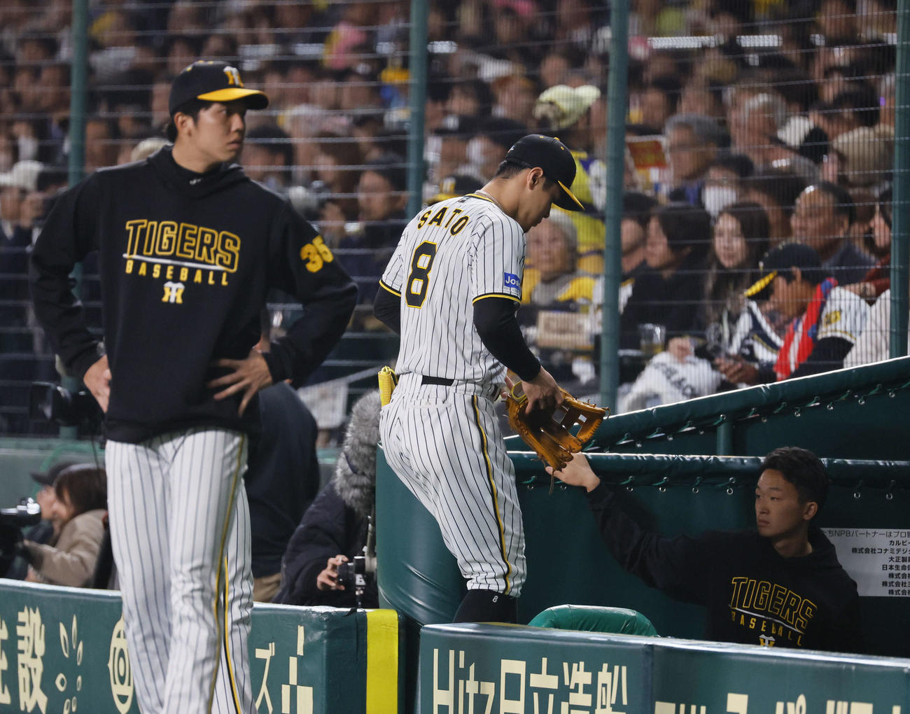 阪神対オリックス　7回表オリックス1死一、二塁、交代でベンチに下がる佐藤輝（撮影・藤尾明華）