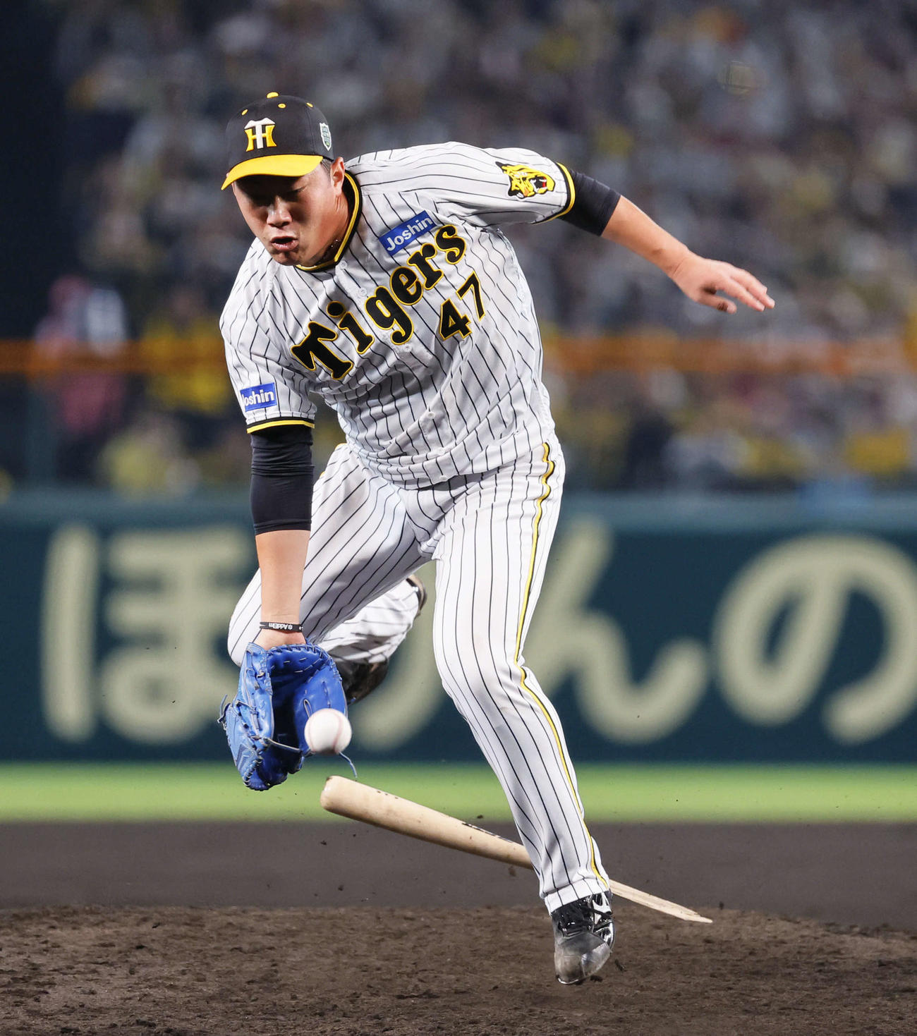 阪神対オリックス　7回表オリックス1死一塁、森の投ゴロ安打で折れたバットを避ける阪神桐敷（撮影・藤尾明華）