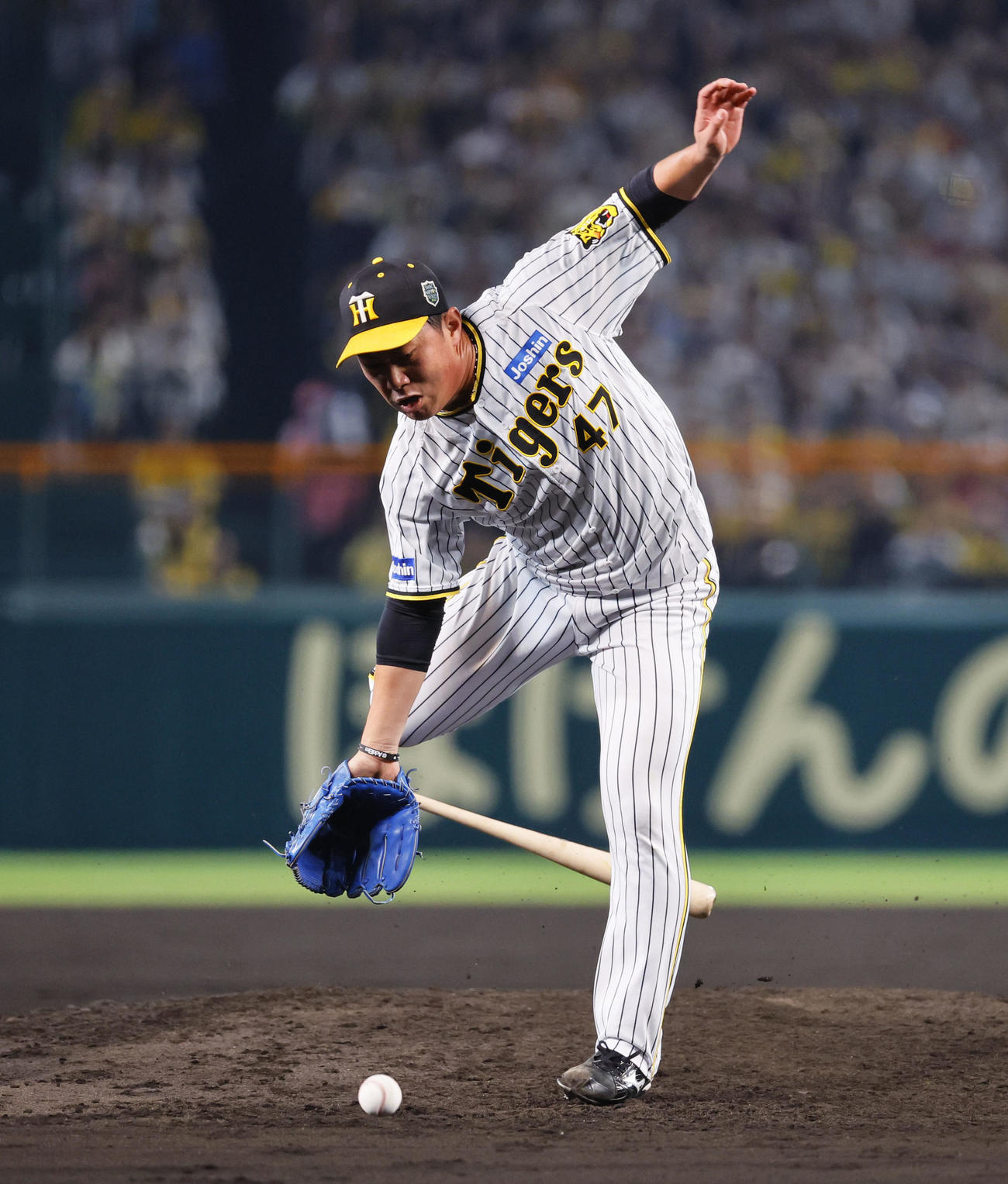 阪神対オリックス　7回表オリックス1死一塁、森の投ゴロ安打で折れたバットを避ける阪神桐敷（撮影・藤尾明華）