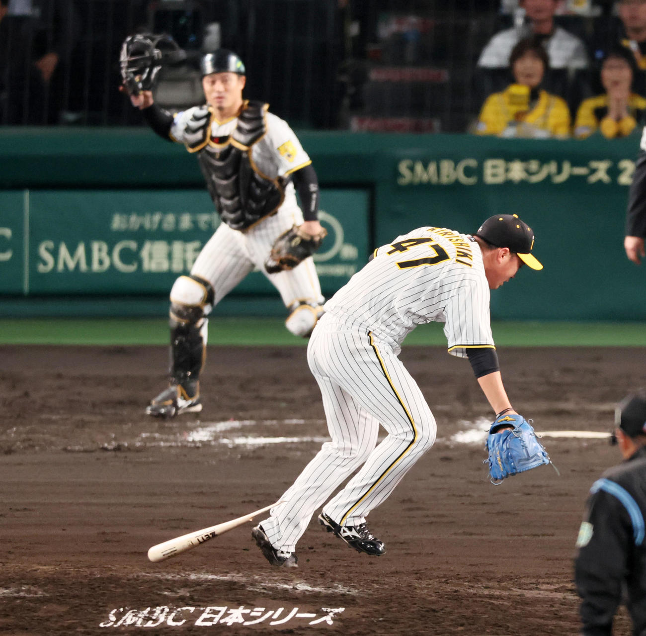 阪神対オリックス　7回表オリックス1死一塁、桐敷は森の折れたバットを避けながらボールを捕球する（撮影・加藤哉）