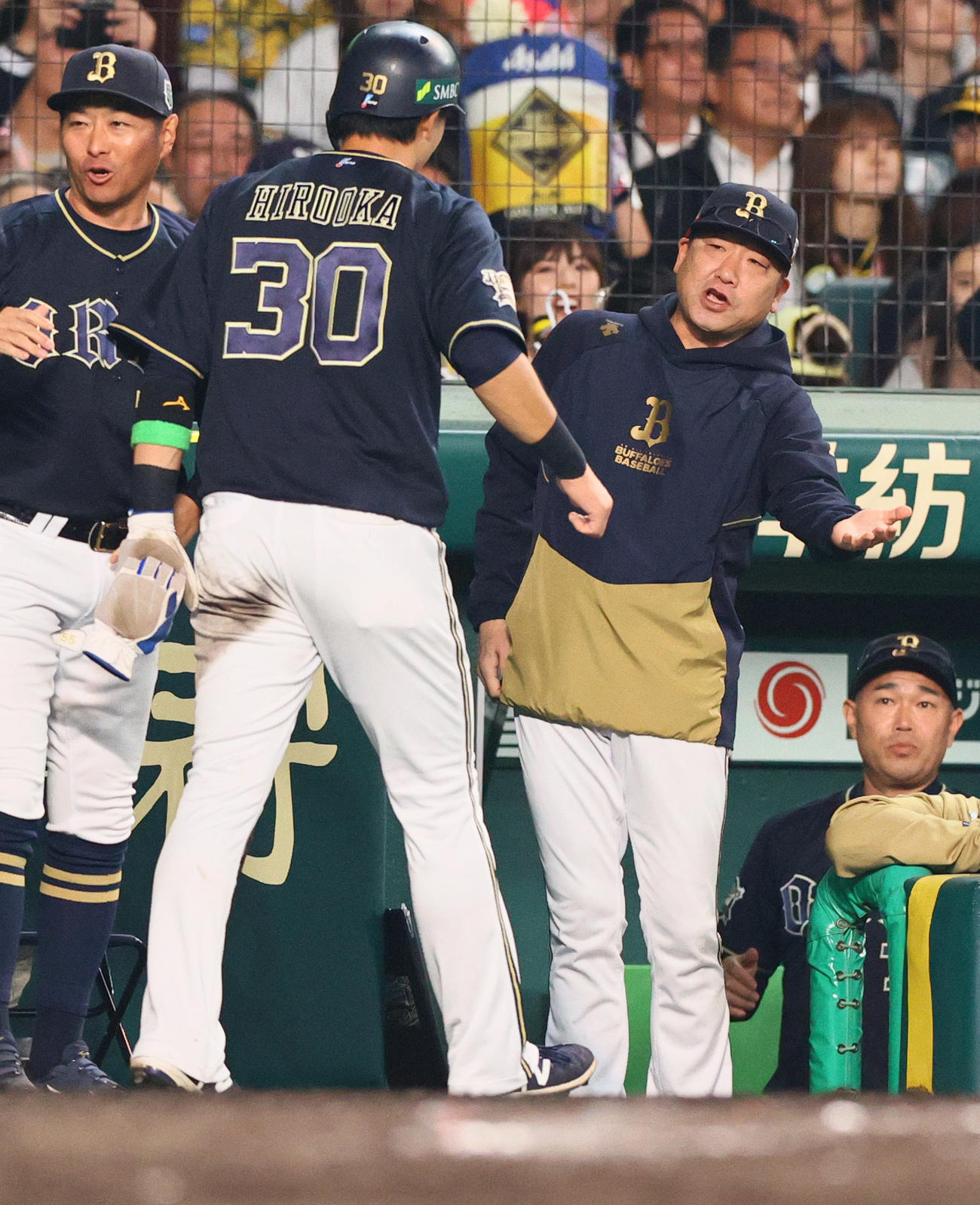 阪神対オリックス　7回表オリックス1死二、三塁、中嶋監督（左から3人目）は宗の中前適時打で生還の広岡（手前）を出迎える（撮影・上山淳一）