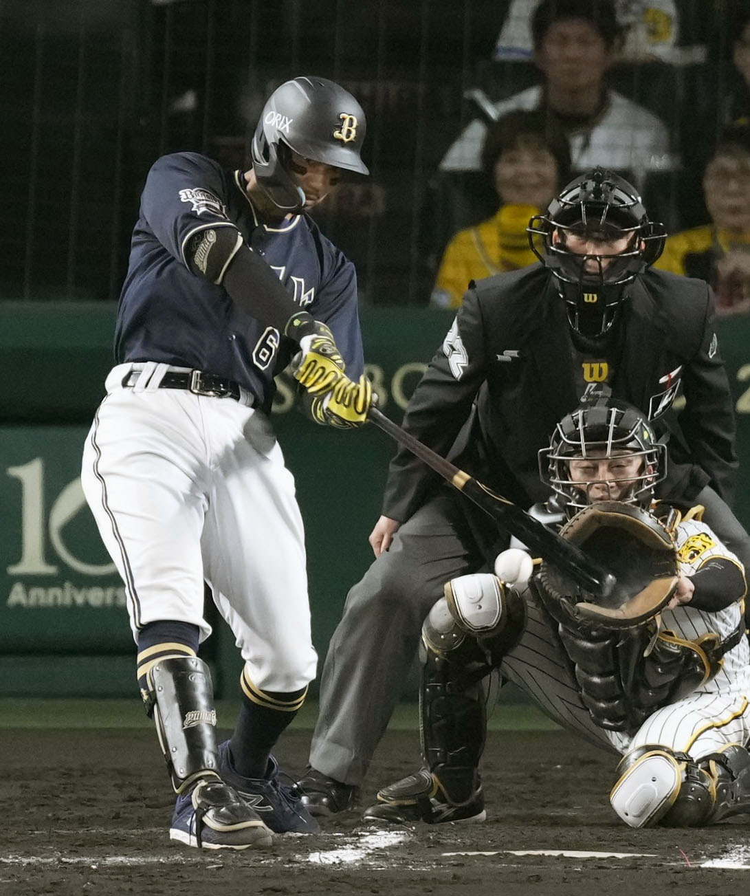 7回オリックス1死二、三塁、宗が中前に同点の2点打を放つ。捕手坂本＝甲子園（共同）