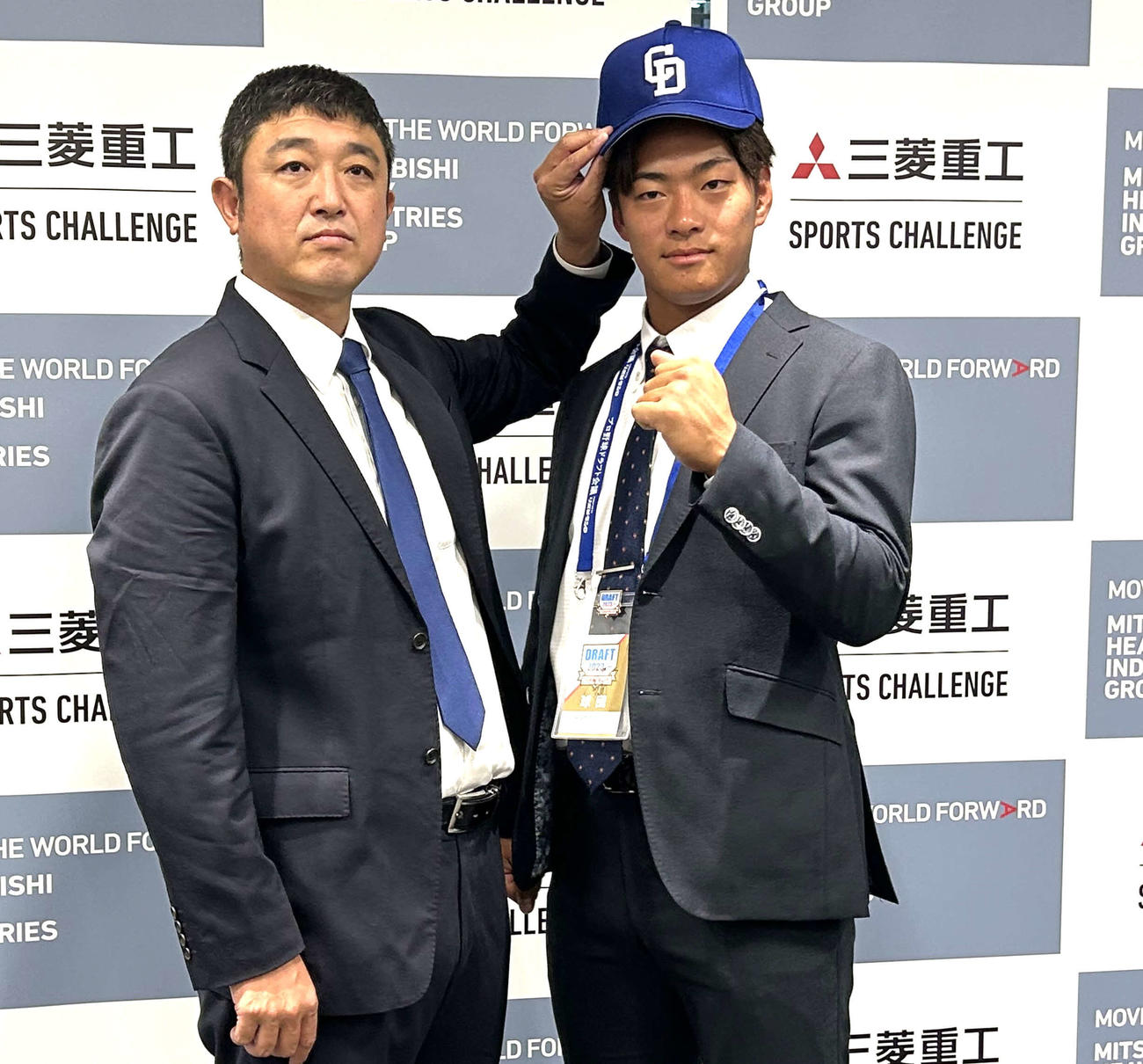 中日から指名あいさつを受けた三菱重工East・津田（右）（撮影・黒須亮）