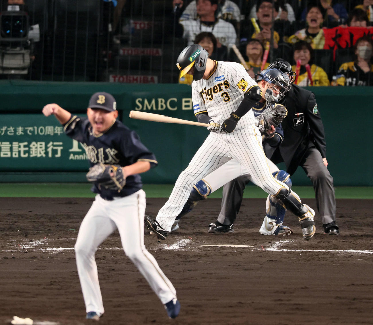 阪神対オリックス　7回裏阪神2死一、二塁、大山は空振り三振に倒れる。投手小木田（撮影・加藤哉）