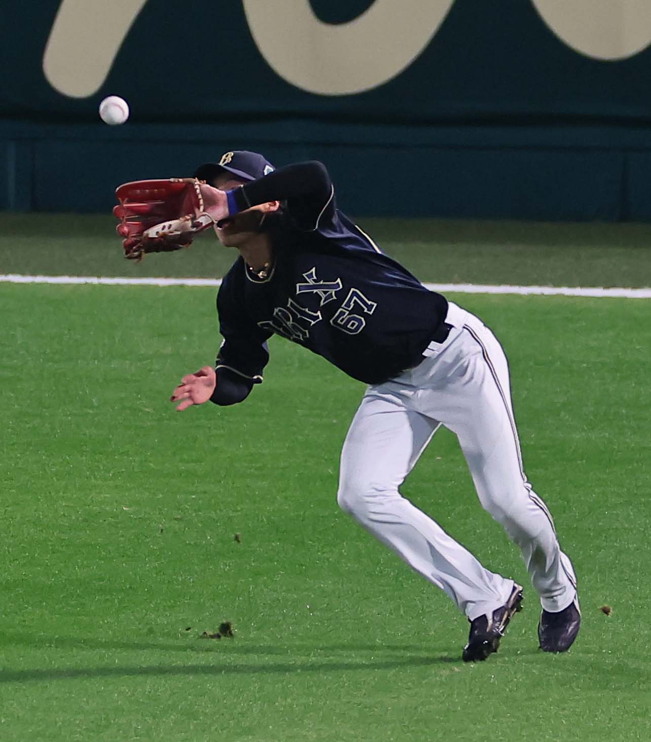 日本シリーズ第4戦　阪神対オリックス　7回裏阪神無死一塁、中川は近本の打球を落とす（撮影・上田博志）