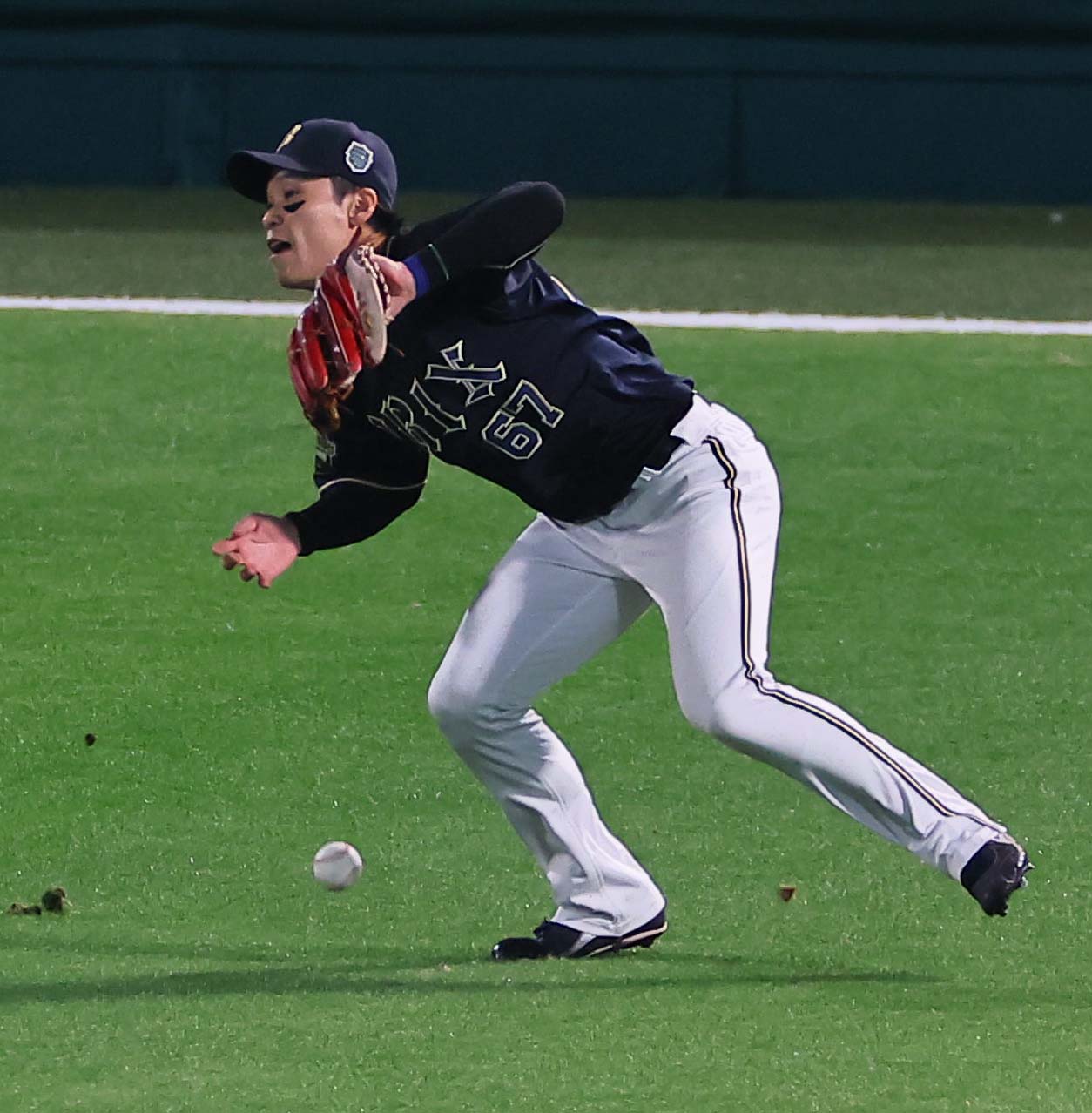 日本シリーズ第4戦　阪神対オリックス　7回裏阪神無死一塁、中川は近本の打球を落とす（撮影・上田博志）