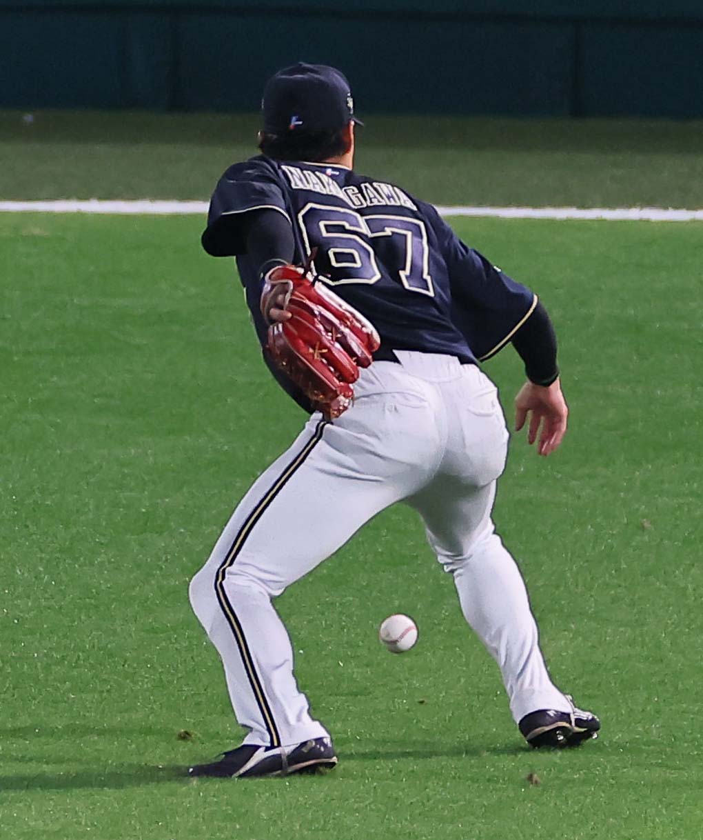 日本シリーズ第4戦　阪神対オリックス　7回裏阪神無死一塁、中川は近本の打球を落とす（撮影・上田博志）