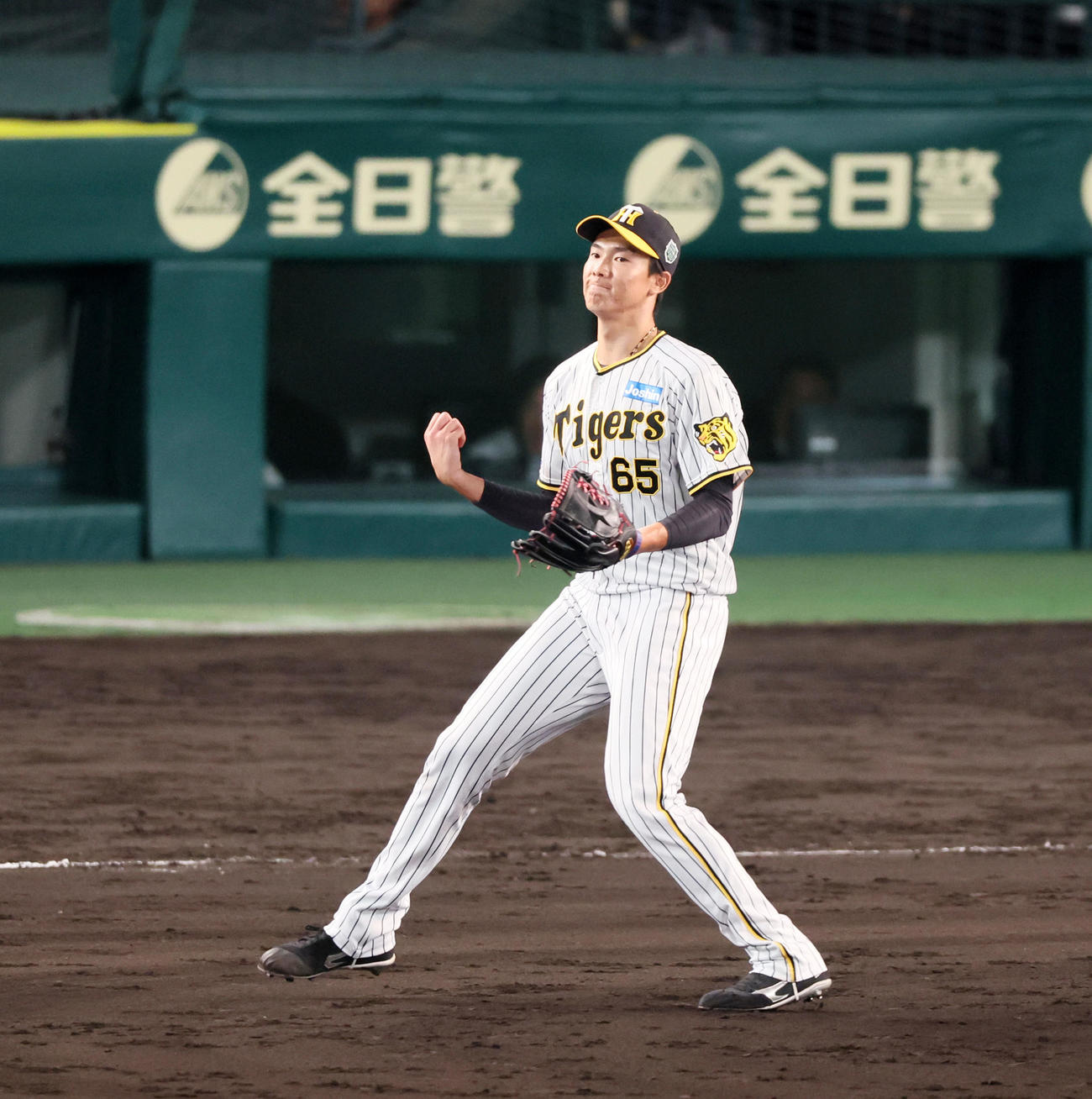 阪神対オリックス　8回表オリックス2死一、三塁、中川圭を二飛に仕留めガッツポーズを見せる湯浅（撮影・加藤哉）