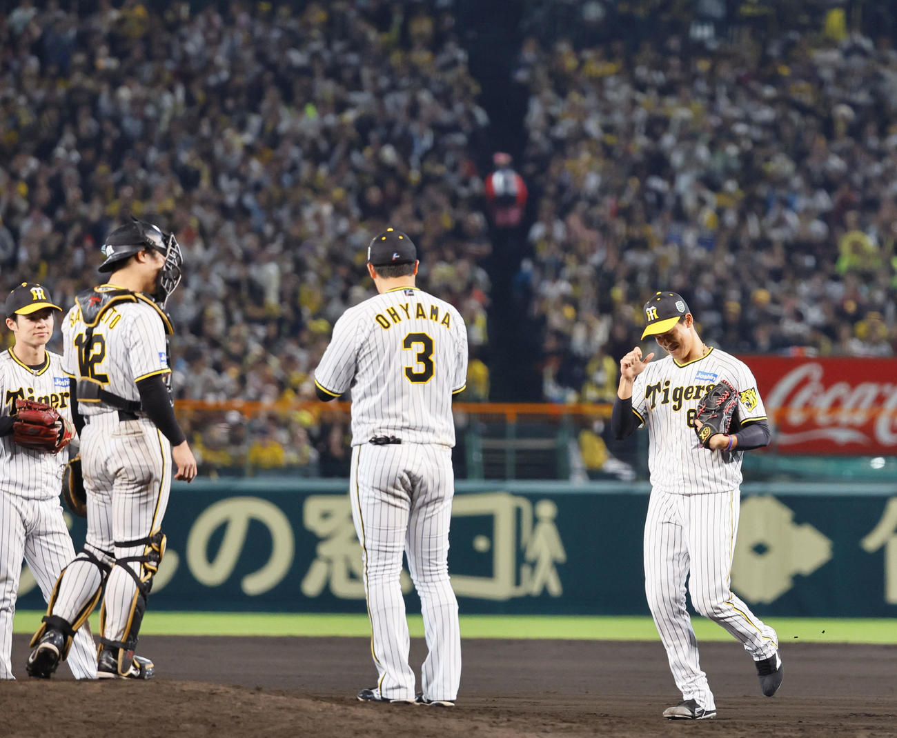 阪神対オリックス　8回表オリックス2死一、三塁、マウンドに上がる阪神湯浅（右端）（撮影・藤尾明華）