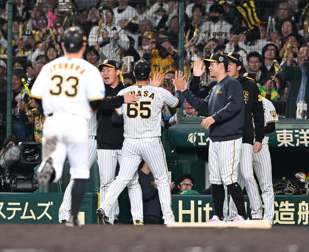 阪神対オリックス　7回表オリックス2死一、三塁、中川圭を二飛に打ち取りナインに迎えられる湯浅（撮影・和賀正仁）