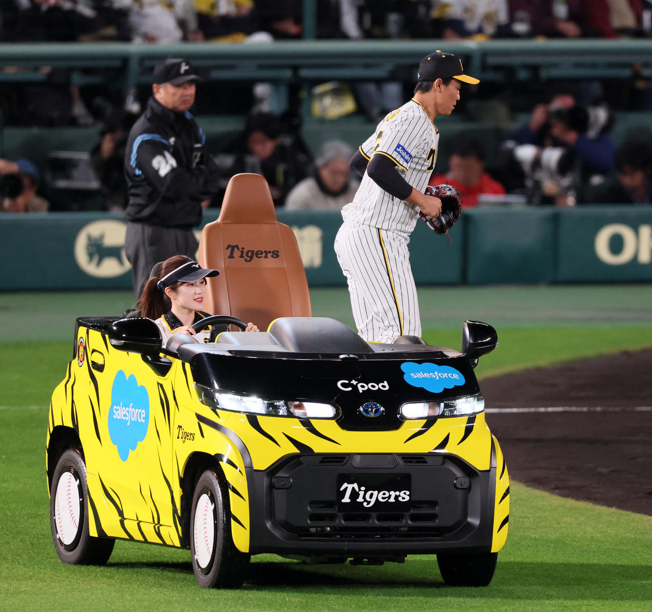 阪神対オリックス　8回表オリックス2死一、三塁、石井に代わって登板する湯浅（撮影・加藤哉）