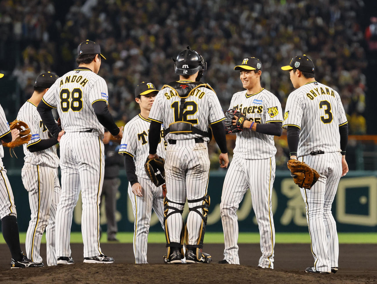 阪神対オリックス　8回表オリックス2死一、三塁、マウンドに上がる阪神湯浅（右から2人目）（撮影・藤尾明華）