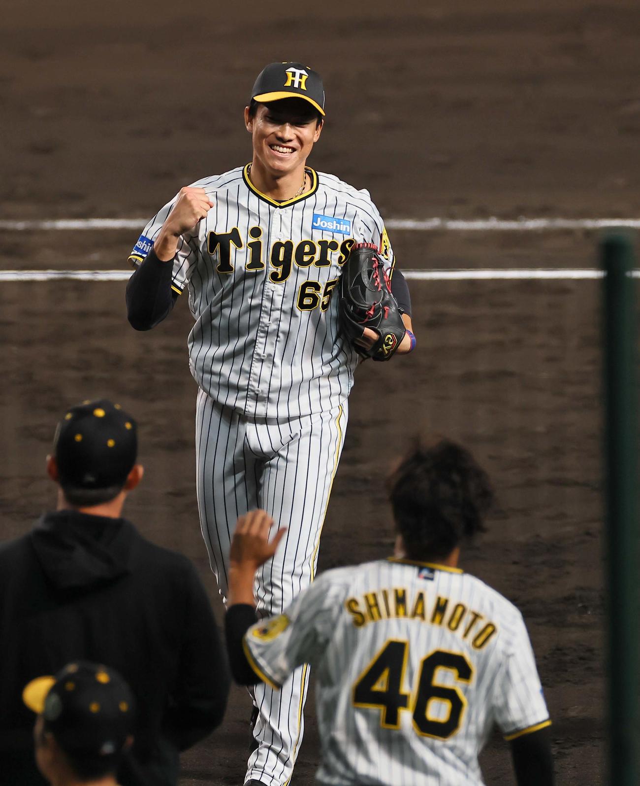日本シリーズ第4戦　阪神対オリックス　8回表オリックス2死一、三塁、湯浅は中川を二飛に打ち取り笑顔でガッツポーズをする（撮影・上田博志）