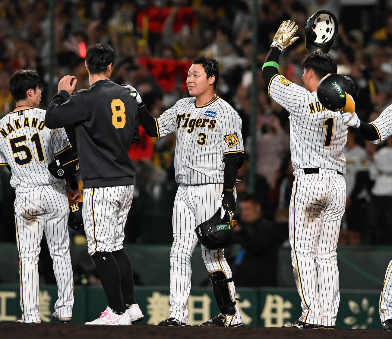 阪神対オリックス　9回裏阪神1死満塁、サヨナラ打を放った阪神大山は途中交代となった阪神佐藤輝の肩に手をやる（撮影・和賀正仁）
