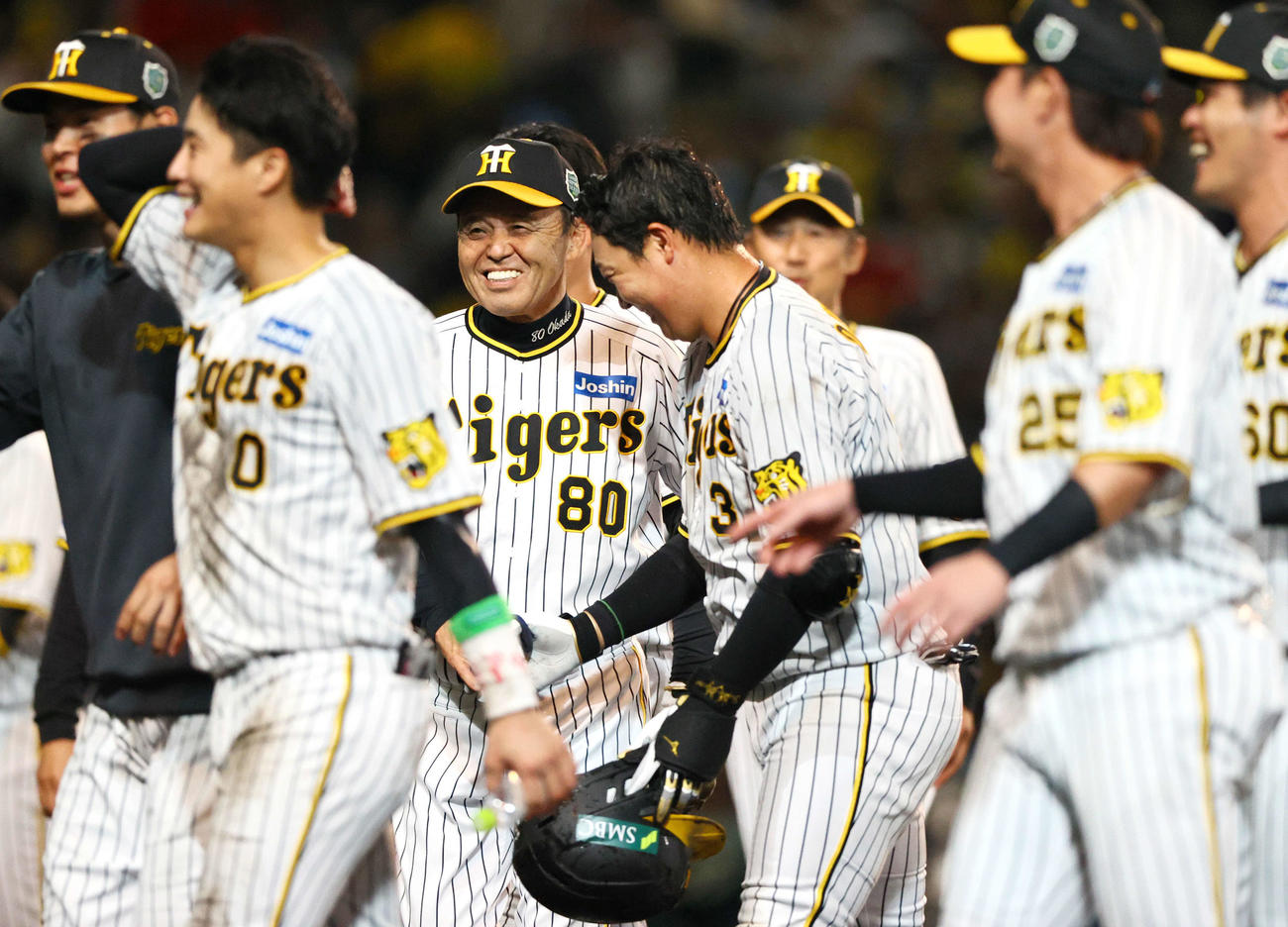 阪神対オリックス　サヨナラ左前適時打を放った阪神大山（中央右）と笑顔で握手する岡田監督（撮影・上山淳一）