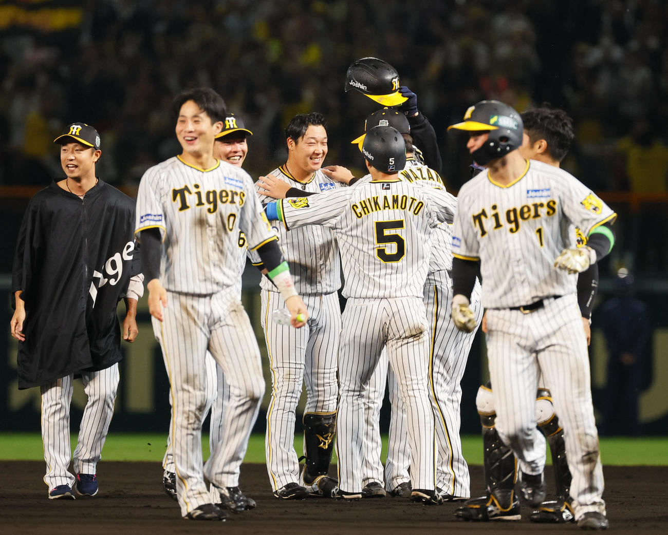 阪神対オリックス　サヨナラ勝ちし、ナインと喜ぶ阪神大山（中央）（撮影・藤尾明華）