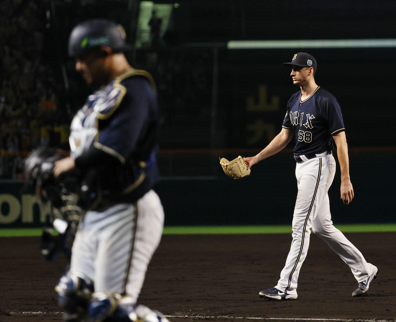 阪神対オリックス　9回裏阪神1死満塁、サヨナラ負けを喫し、ベンチに戻るオリックスのワゲスパック（右）と森（撮影・藤尾明華）
