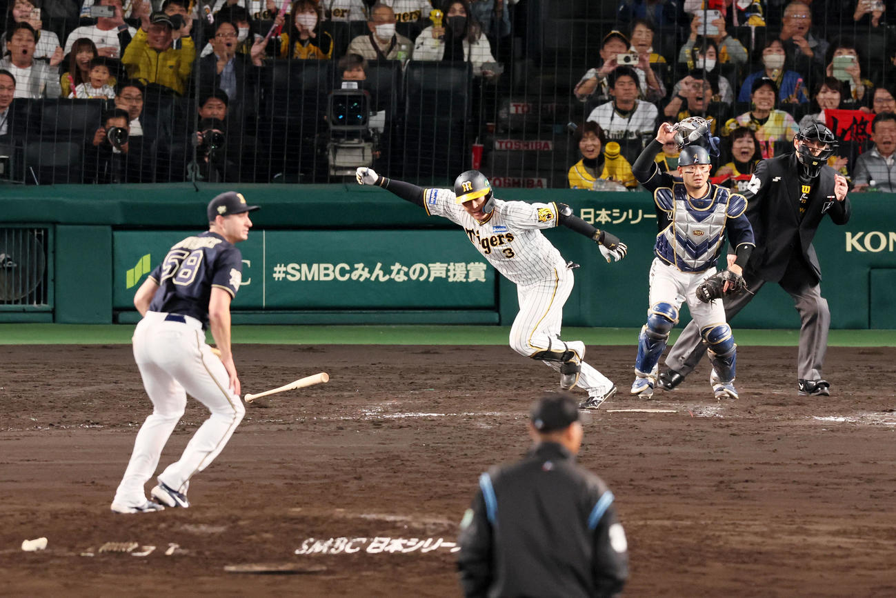 阪神対オリックス　9回裏阪神2死満塁、大山は左へサヨナラ適時打を放ちガッツーポーズを見せる。投手はワゲスパック（撮影・加藤哉）