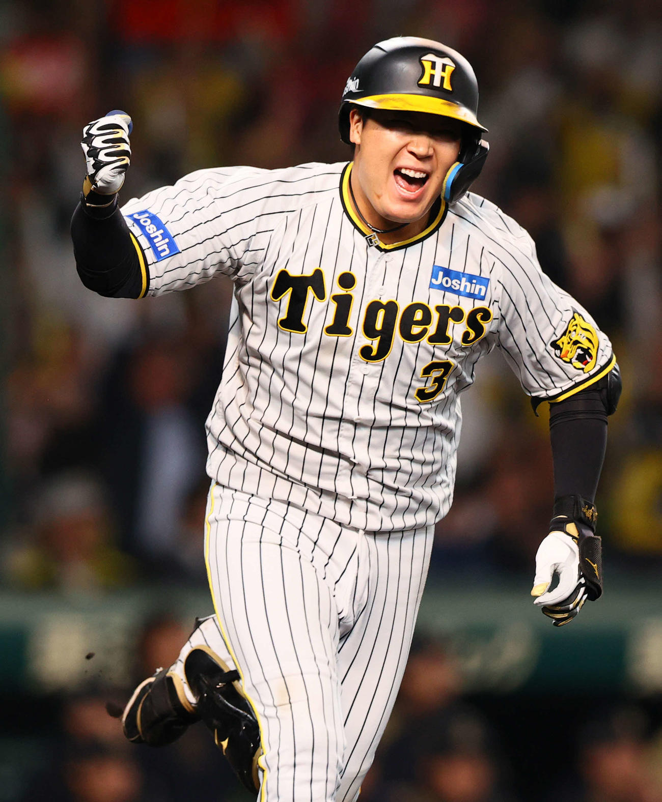 阪神対オリックス　9回裏阪神1死満塁、大山はサヨナラ左前適時打を放ちガッツポーズする（撮影・上山淳一）