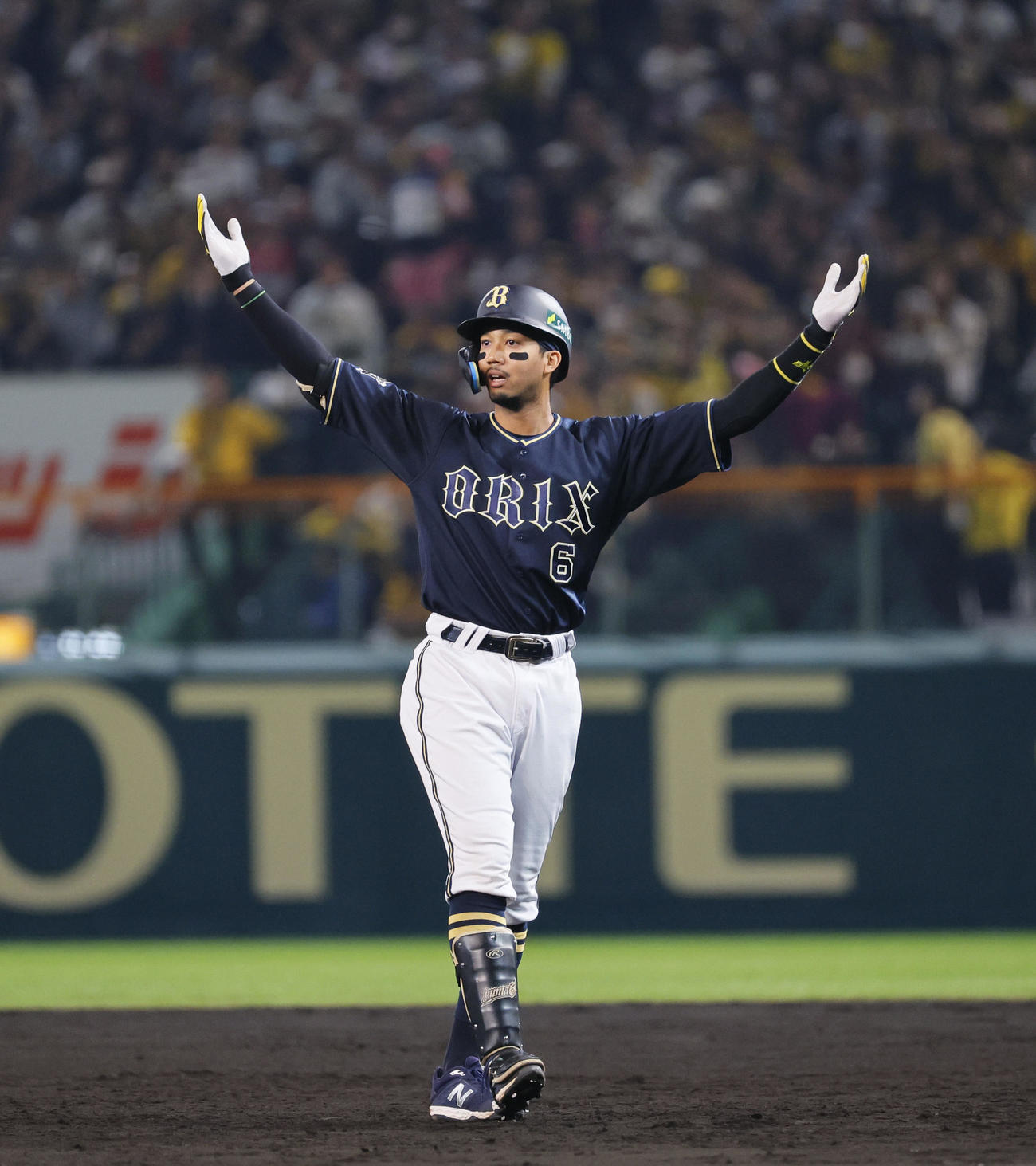 阪神対オリックス　7回表オリックス1死二、三塁、同点の中前2点適時打を放ちポーズをとる宗（撮影・藤尾明華）