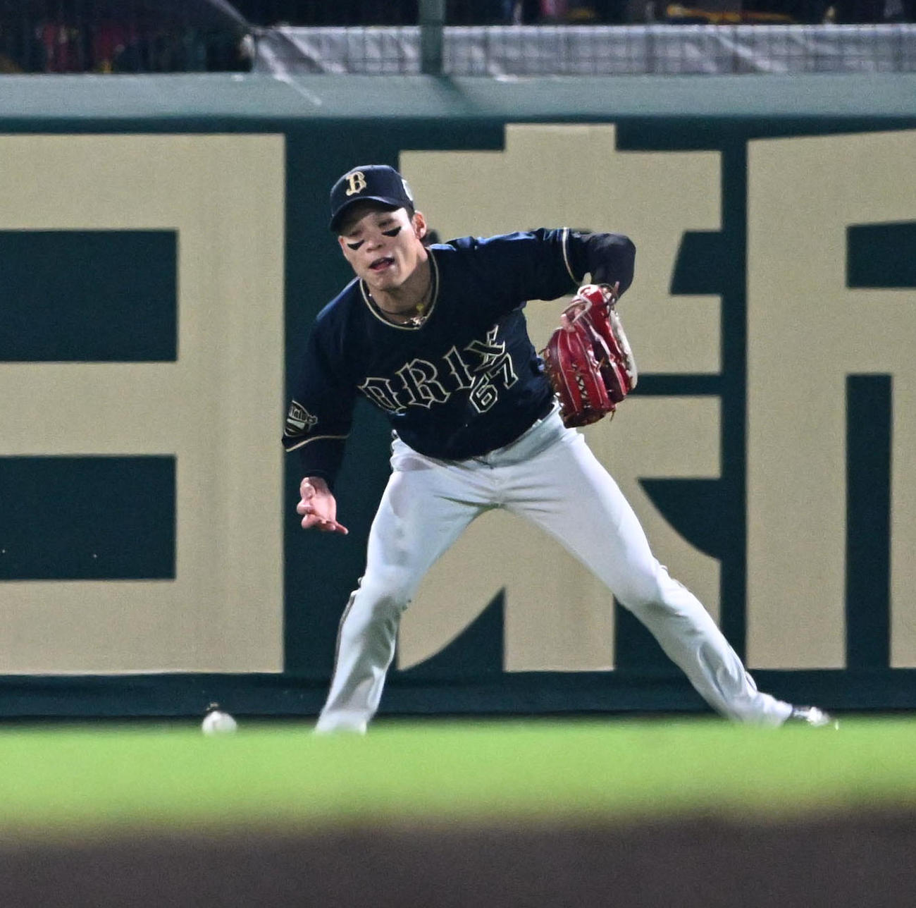 阪神対オリックス　7回裏阪神無死一塁、近本の打球を落球する中堅手中川圭（撮影・和賀正仁）