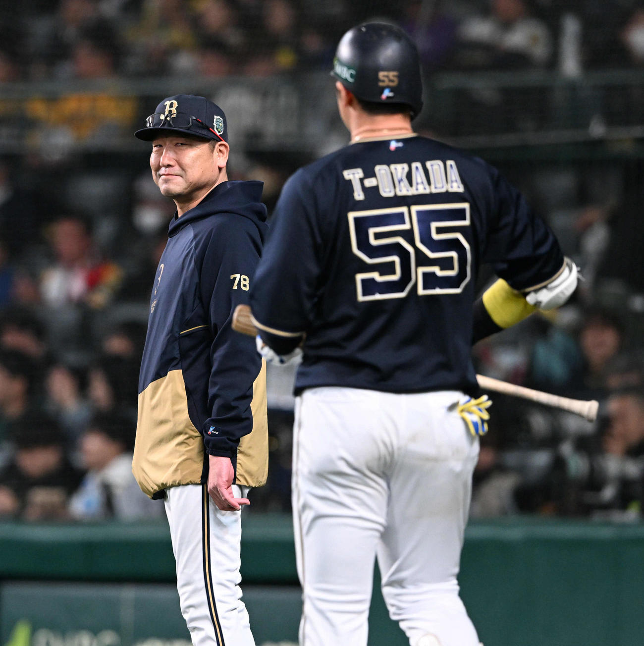 阪神対オリックス　7回表オリックス1死一、三塁、代打Tー岡田（右）に代打安達を送る中嶋監督（撮影・和賀正仁）