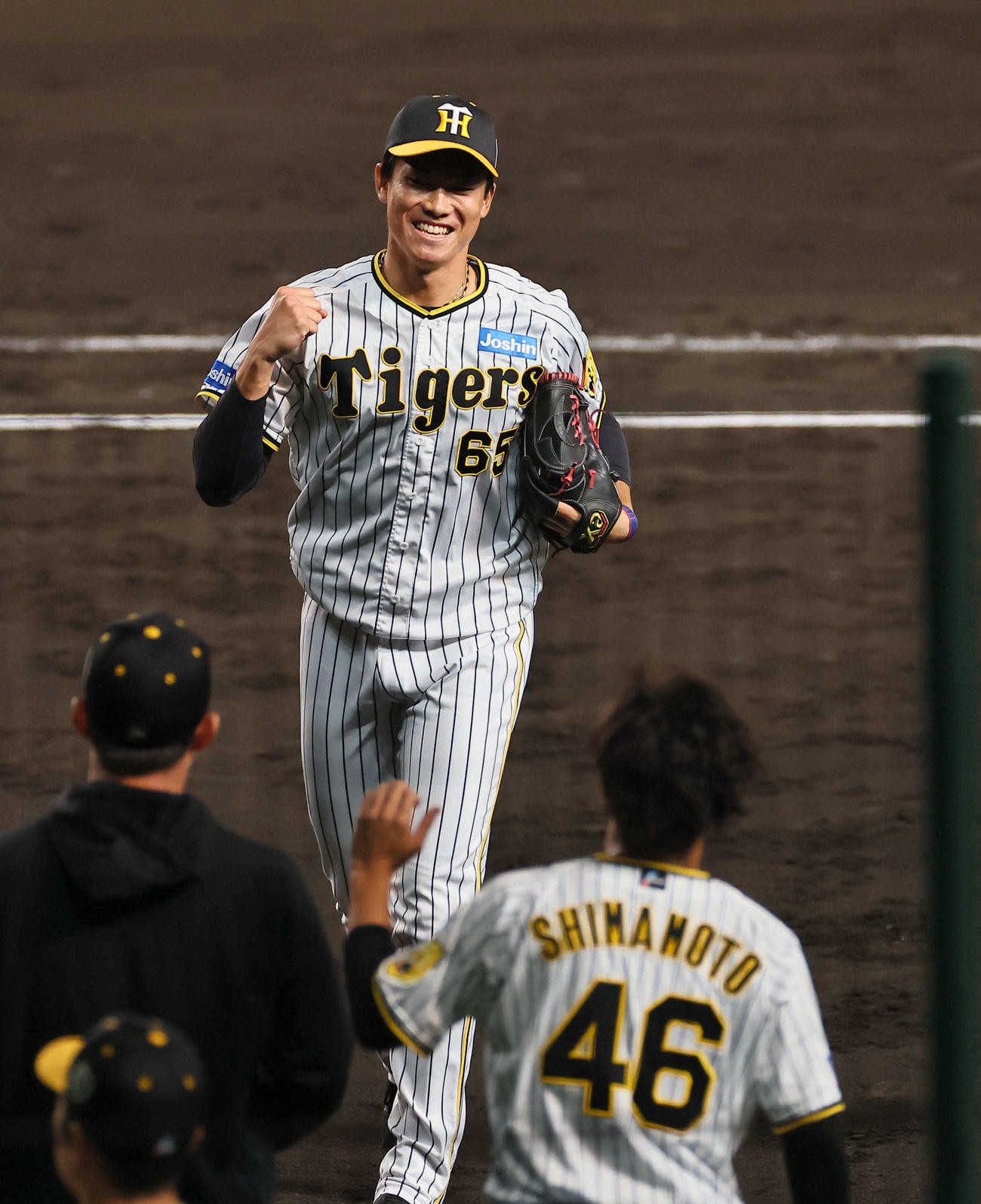 阪神対オリックス　8回表オリックス2死一、三塁、湯浅は中川圭を二飛に打ち取り笑顔でガッツポーズ（撮影・上田博志）
